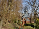 Mit Kloster im Hintergrund